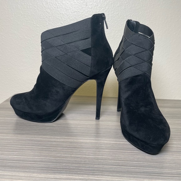 Colin Stuart Black Strappy Booties Size 10 like new in box - Picture 4 of 6